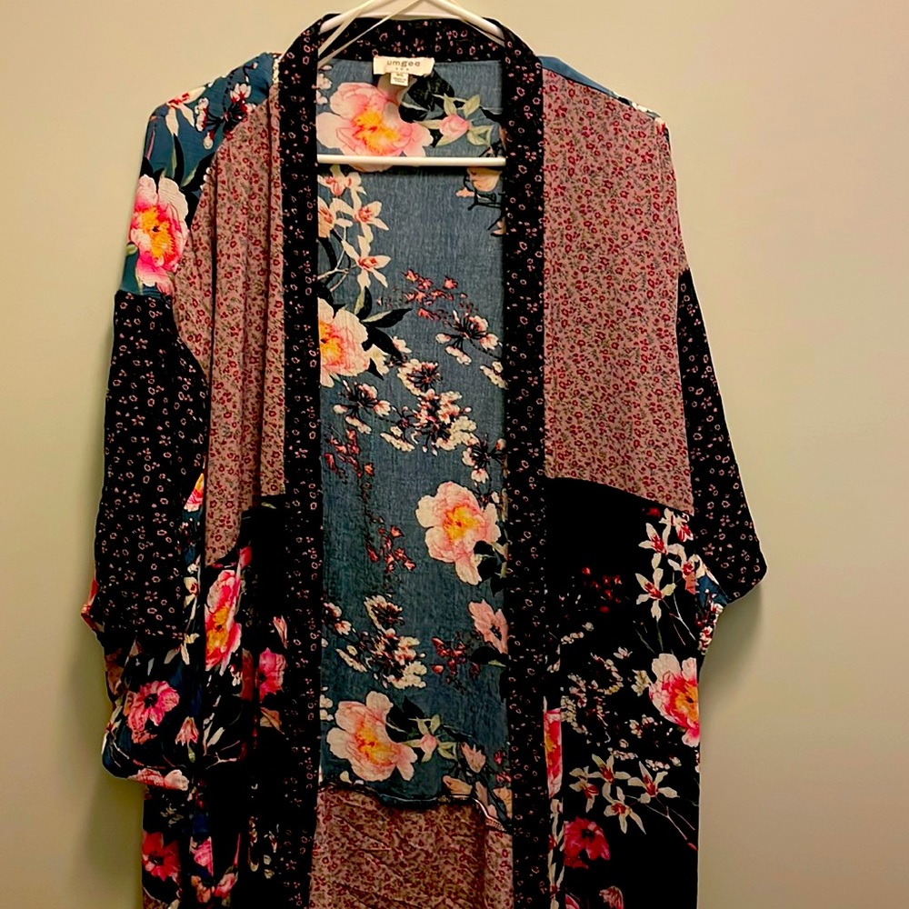 Flowy kimono. Looks cute with jeans and slacks.